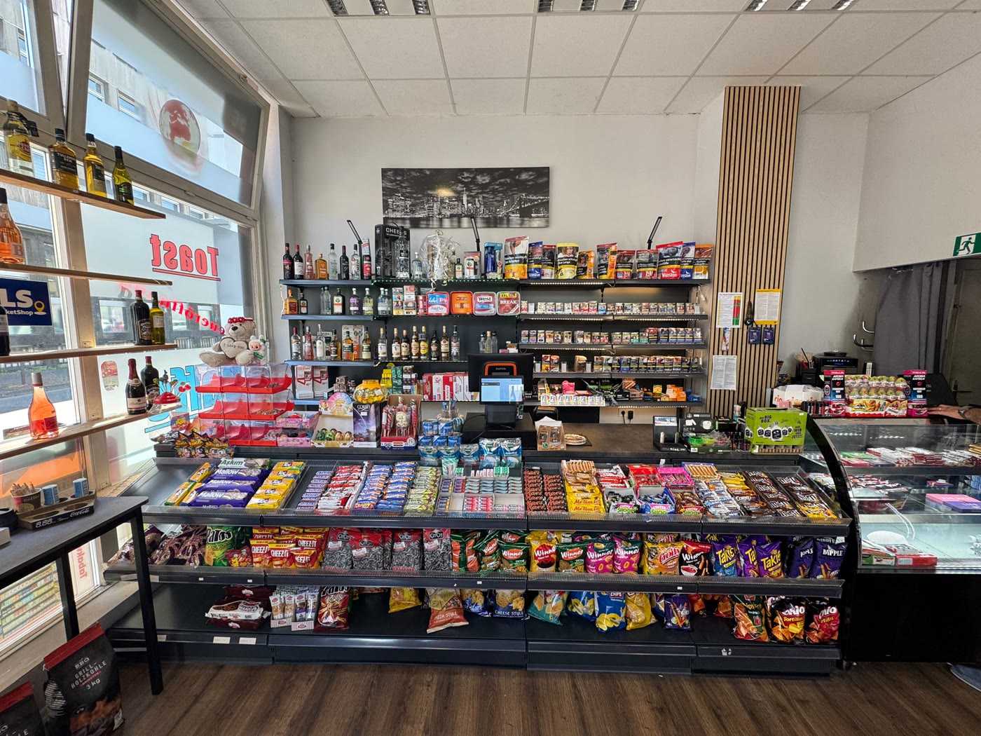Innenansicht mit Theke, Snacks und Süßigkeiten
